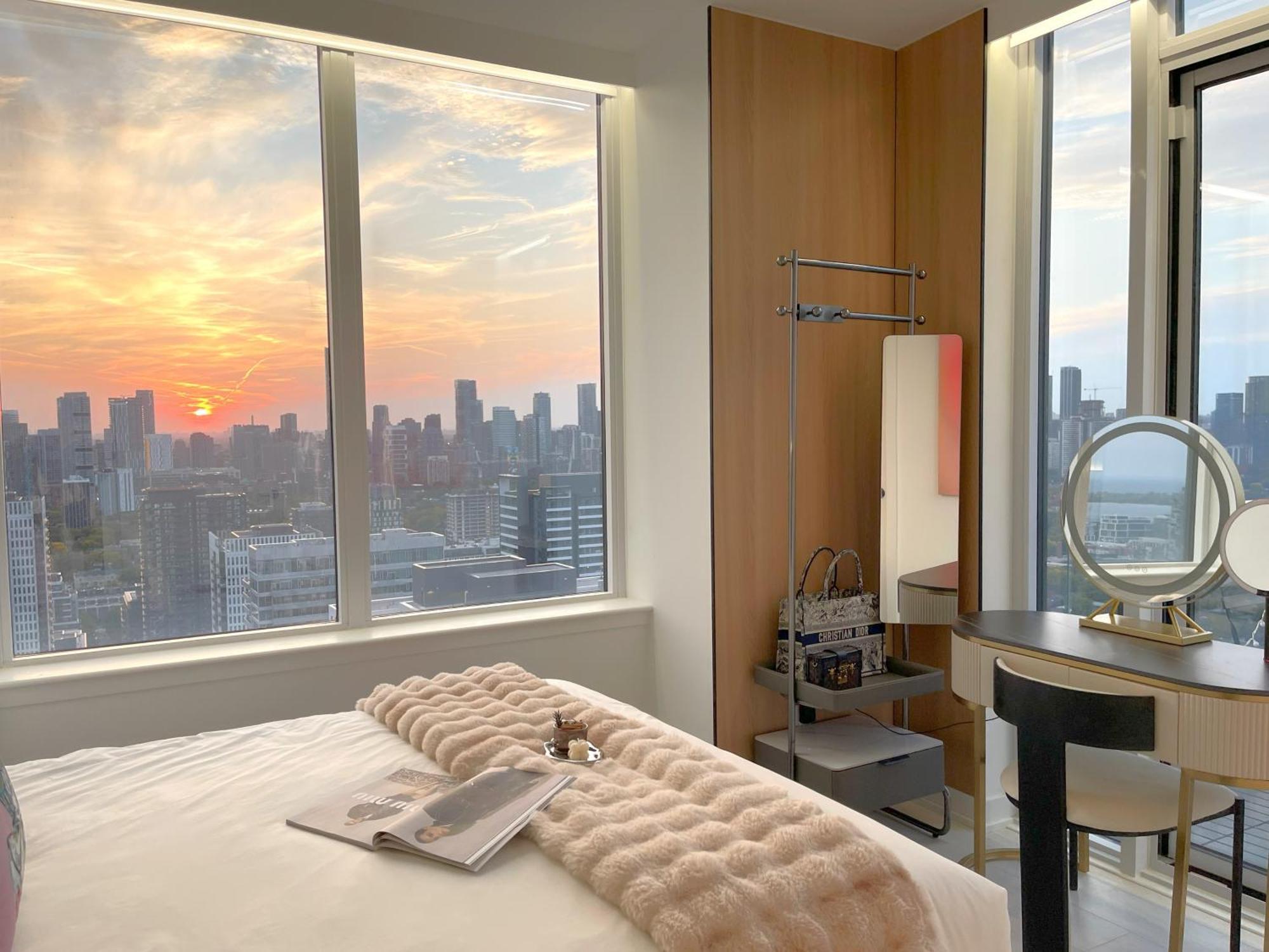 Deluxe Penthouse Two Bedrooms Skyline Cn Tower Lakeview Dt Infivilla * Toronto